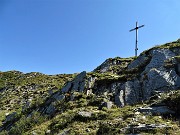 63 Ormai risaliti alla croce del Passo di Tartano (2108 m)